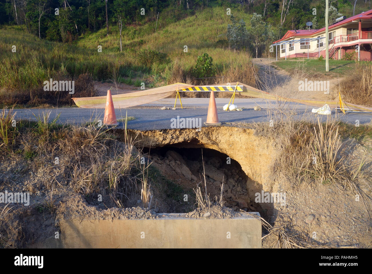 Regenzeit Auswaschung unter Road, Wujal Wujal, Bloomfield Track, Queensland, Australien. Keine PR Stockfoto