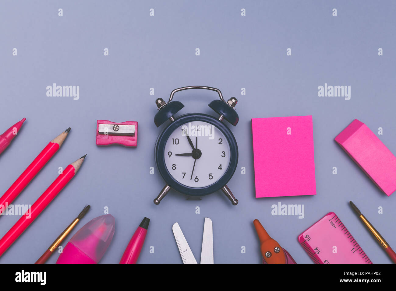 Zurück zu Schule Konzept Hintergrund mit rosa Schule Zubehör. Stockfoto