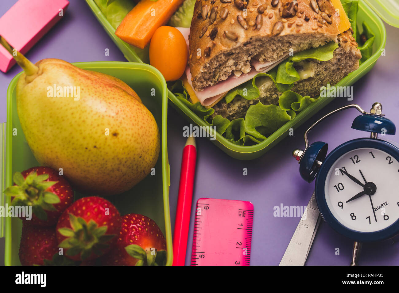 Mittagessen mit frischem Frühstück. Frühstück Schule Konzept. Stockfoto