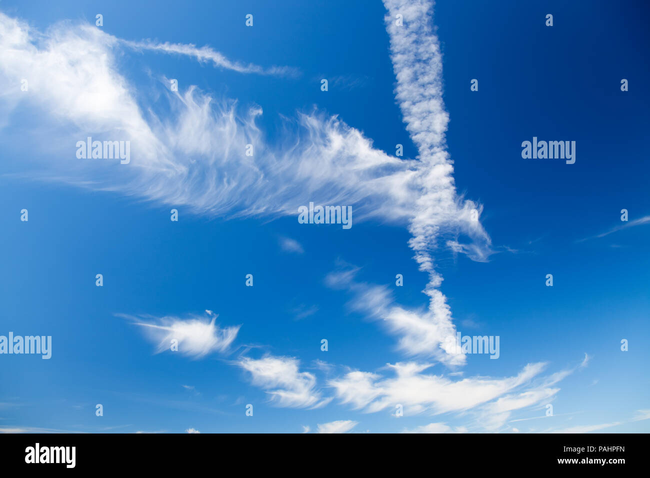 strahlend blauer Himmel mit Wolken Stockfoto