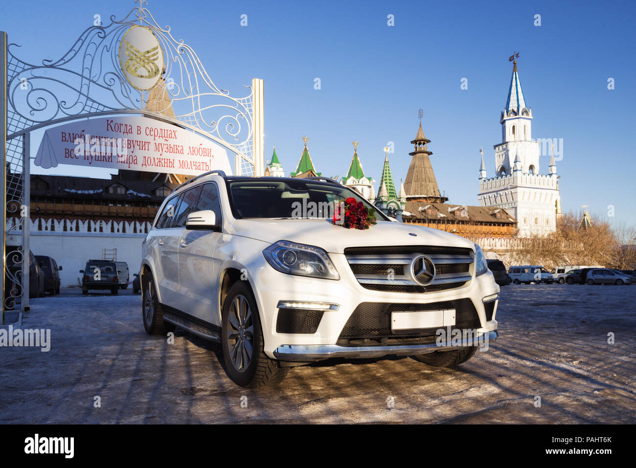 Hochzeit Mercedes-Benz GL63 AMG in der Nähe von Kreml in Ismailowo, Moskau geparkt. 23. November 2016 Stockfoto
