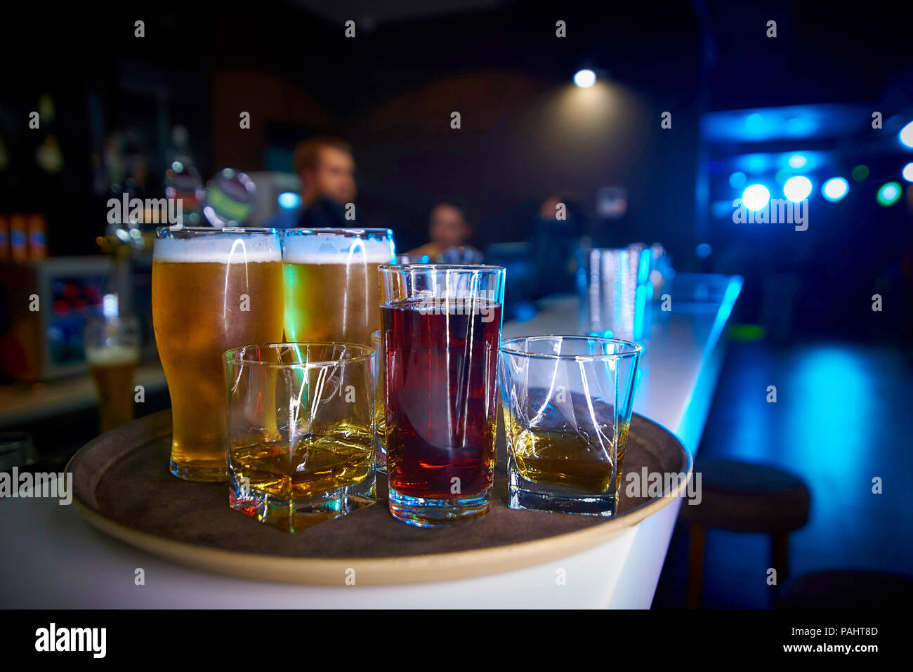 Getränke auf das Fach auf der Leiste. Stockfoto