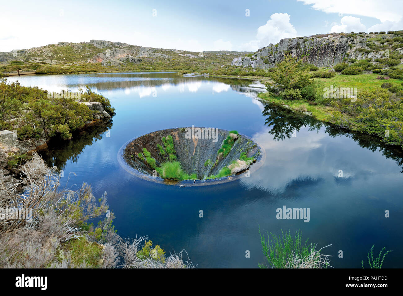 Mann, in der Mitte eines Bergsees Trichter Stockfoto