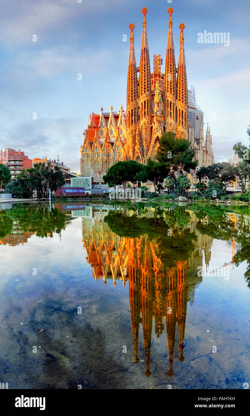 BARCELONA, SPANIEN - 10. Februar: La Sagrada Familia - die imposante Kathedrale von Gaudí, die der Bau ist seit dem 19. März 1882 und nicht f ausgelegt. Stockfoto