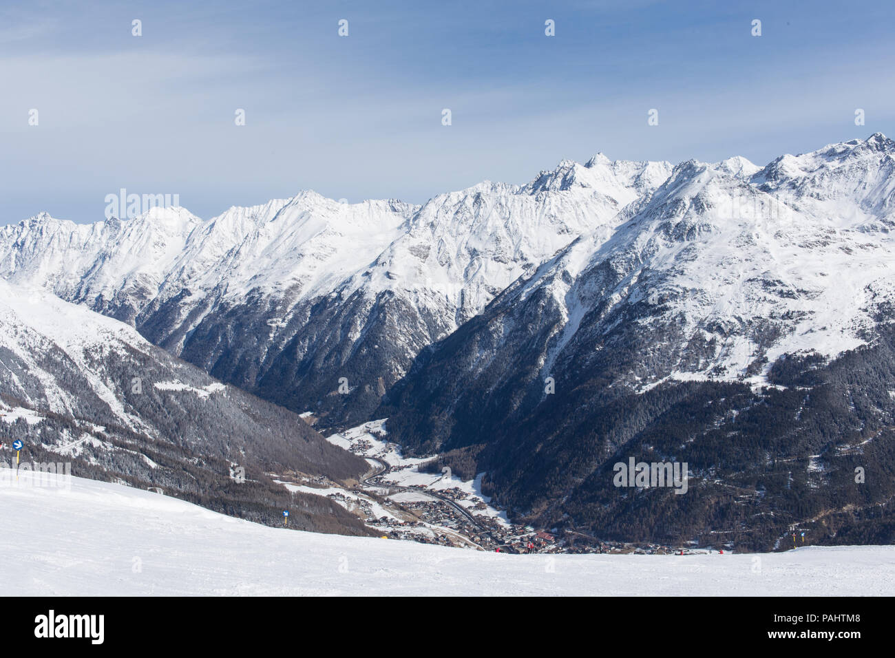 Alpen Panorama in Sölden Ski Resort, Otztal, Österreich an einem sonnigen Wintertag. Berge sind mit Schnee und Pisten bedeckt sind in sehr gutem Zustand. Stockfoto