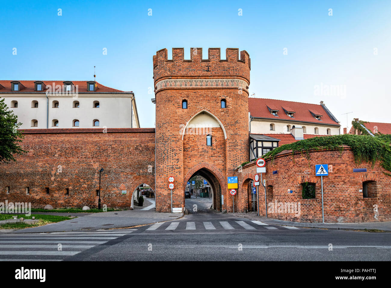 Historische Brücke Turm (Brama Mostowa) in Torun, Polen Stockfoto