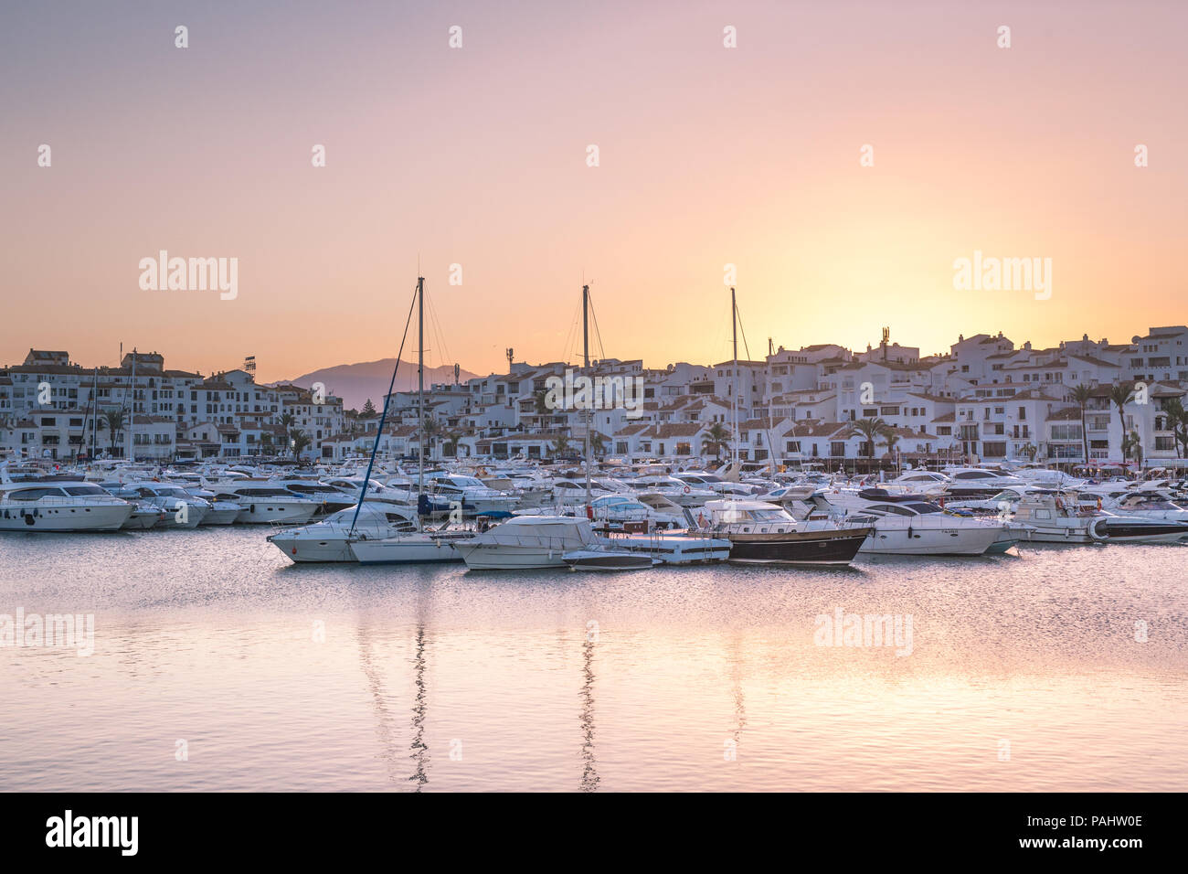 Der Yachthafen von Puerto Banus, Marbella, Andalusien, Spanien an einem heißen Sommerabend. Stockfoto
