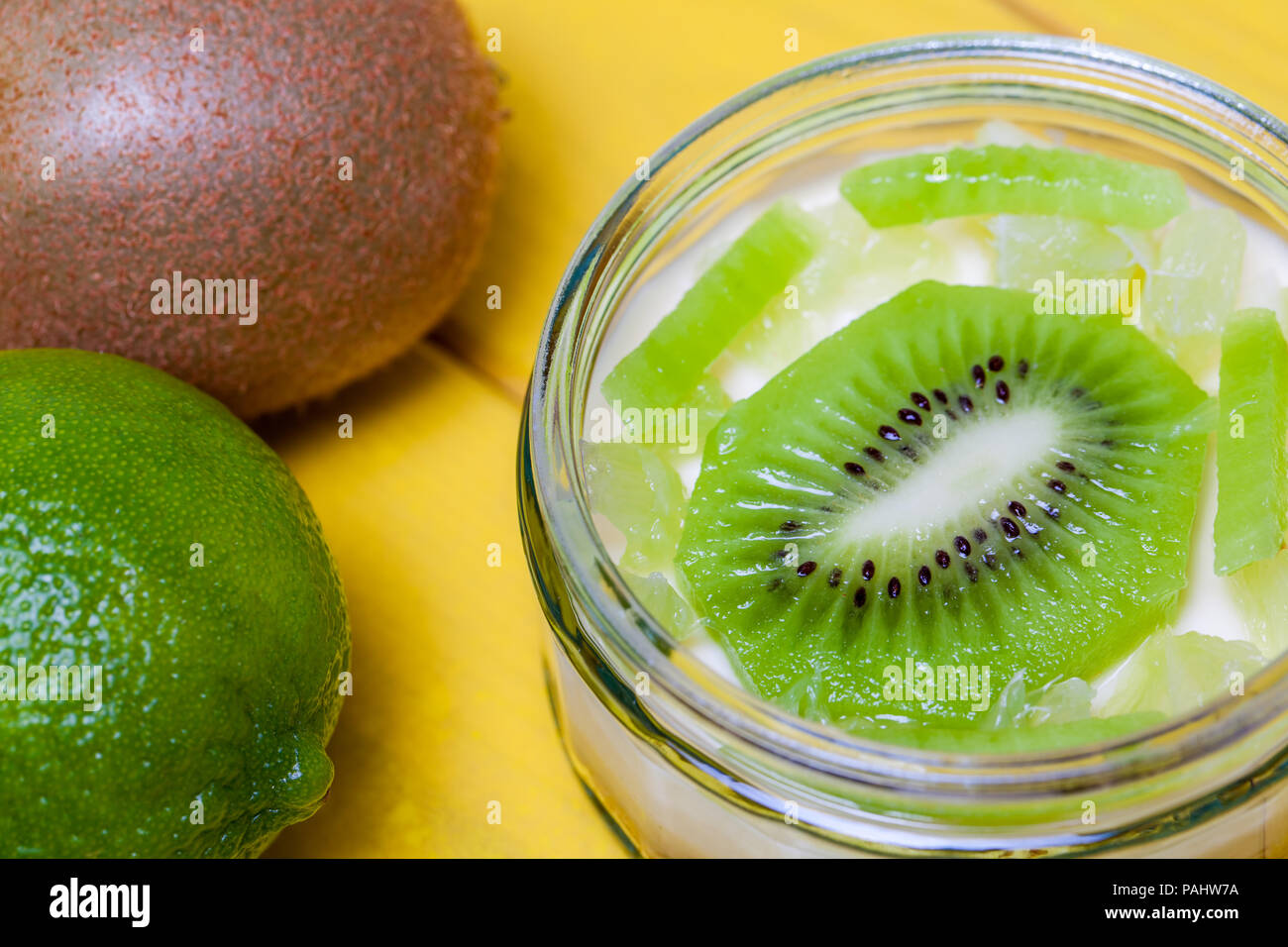 Kalk und Kiwi süße Nachspeise. Hohe Vitamin-C-lecker Gesundheit Nahrung. Helle, lebendige und bunte grün und gelb Bild in Nahaufnahme. Das gesunde Essen. Stockfoto