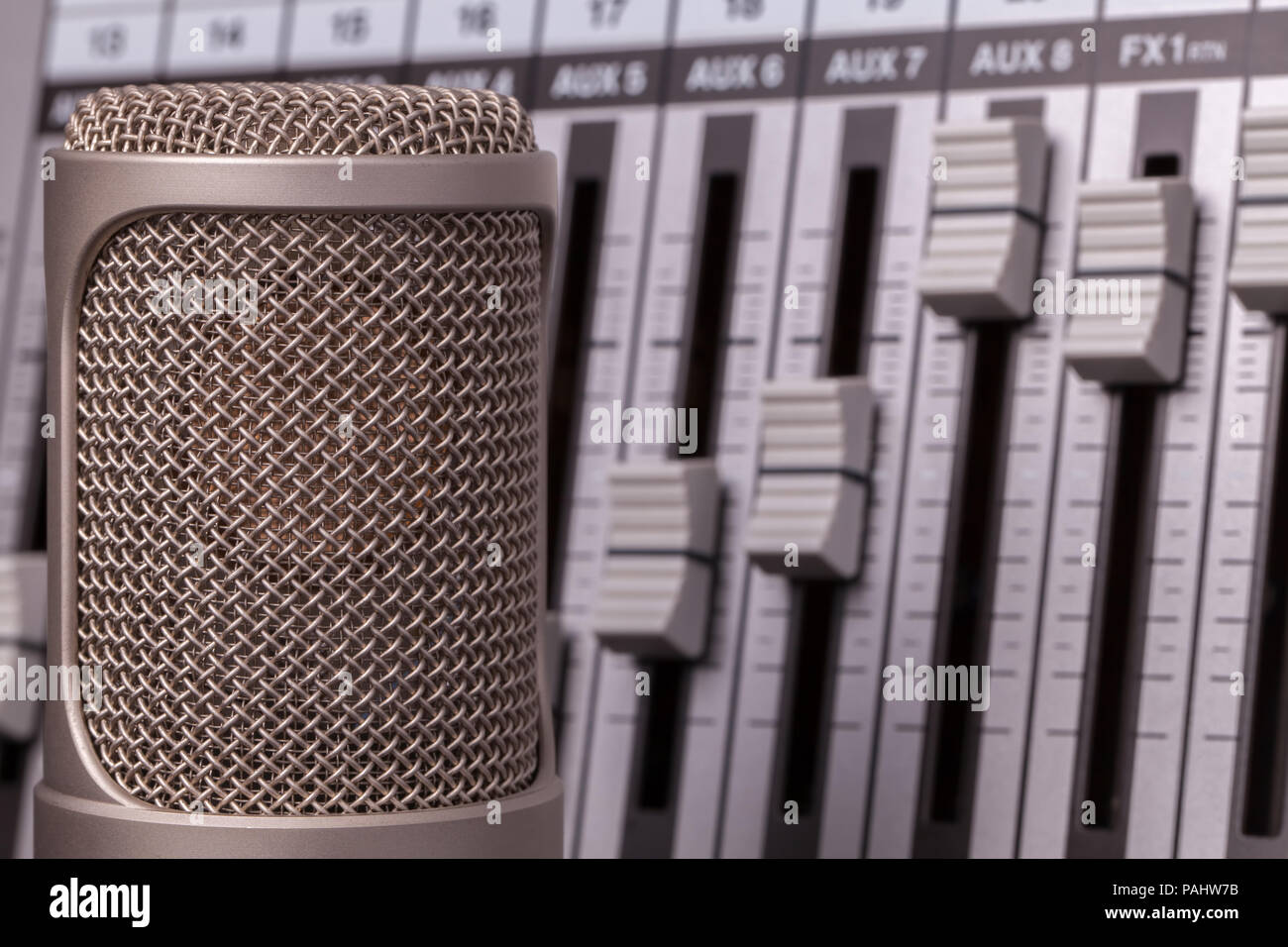 Professionelles Recording Mikrofon mit Studio Audio Mixer im Hintergrund. Vocal Lied Kontrollgerät in Nahaufnahme. Stockfoto