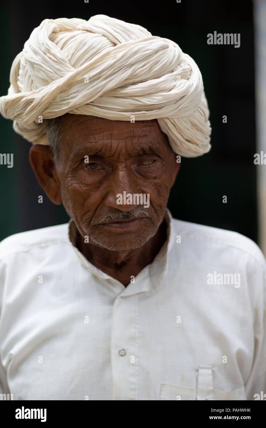 Rajasthani Dorf Mann in traditioneller Kleidung Stockfoto