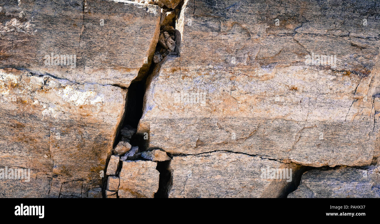 Eine künstlerische Nahaufnahme von gebrochener Granit Platten mit Rissen und aufschlussreich Bands der alten Quartz monzonite in der Cornando National Forest, in der Nähe von Tucson Stockfoto