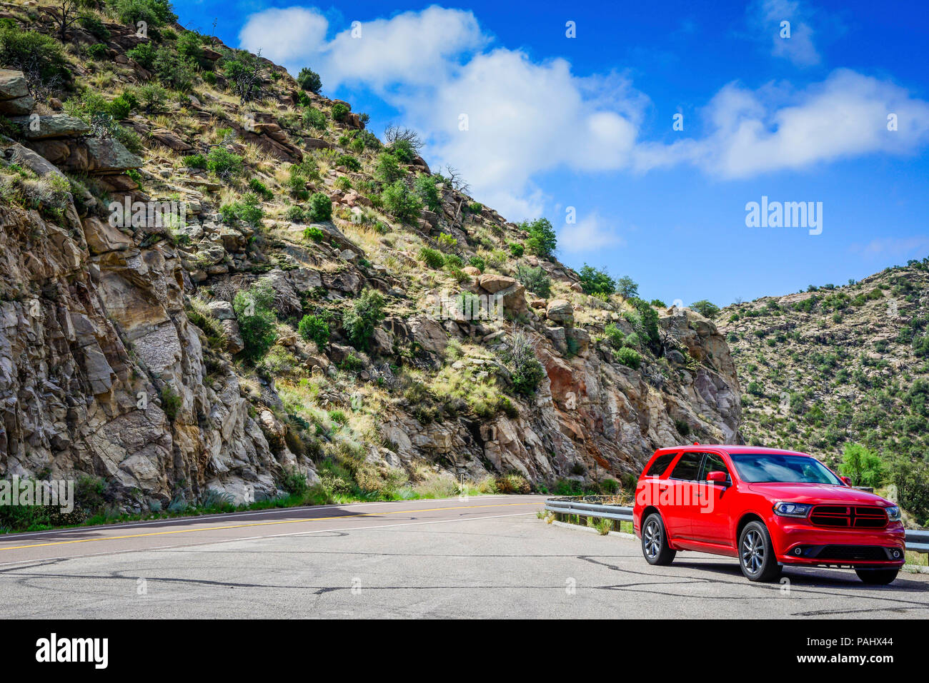 Eine rote SUV in parkenden Raum neben Mt. Lemmon Autobahn in Coronado National Forest, mit Granit Felsen in der Nähe von Tucson, AZ, USA Stockfoto