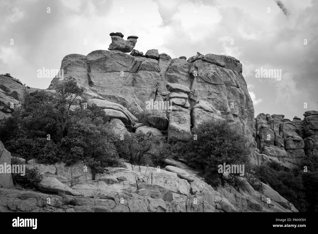 Eine Wand aus Granit von Zeit und Elemente Moden seltsame und wunderbare Hoodoos und andere Land Formationen auf dem Scenic Byway für Mt erodiert. Lemmon in t Stockfoto