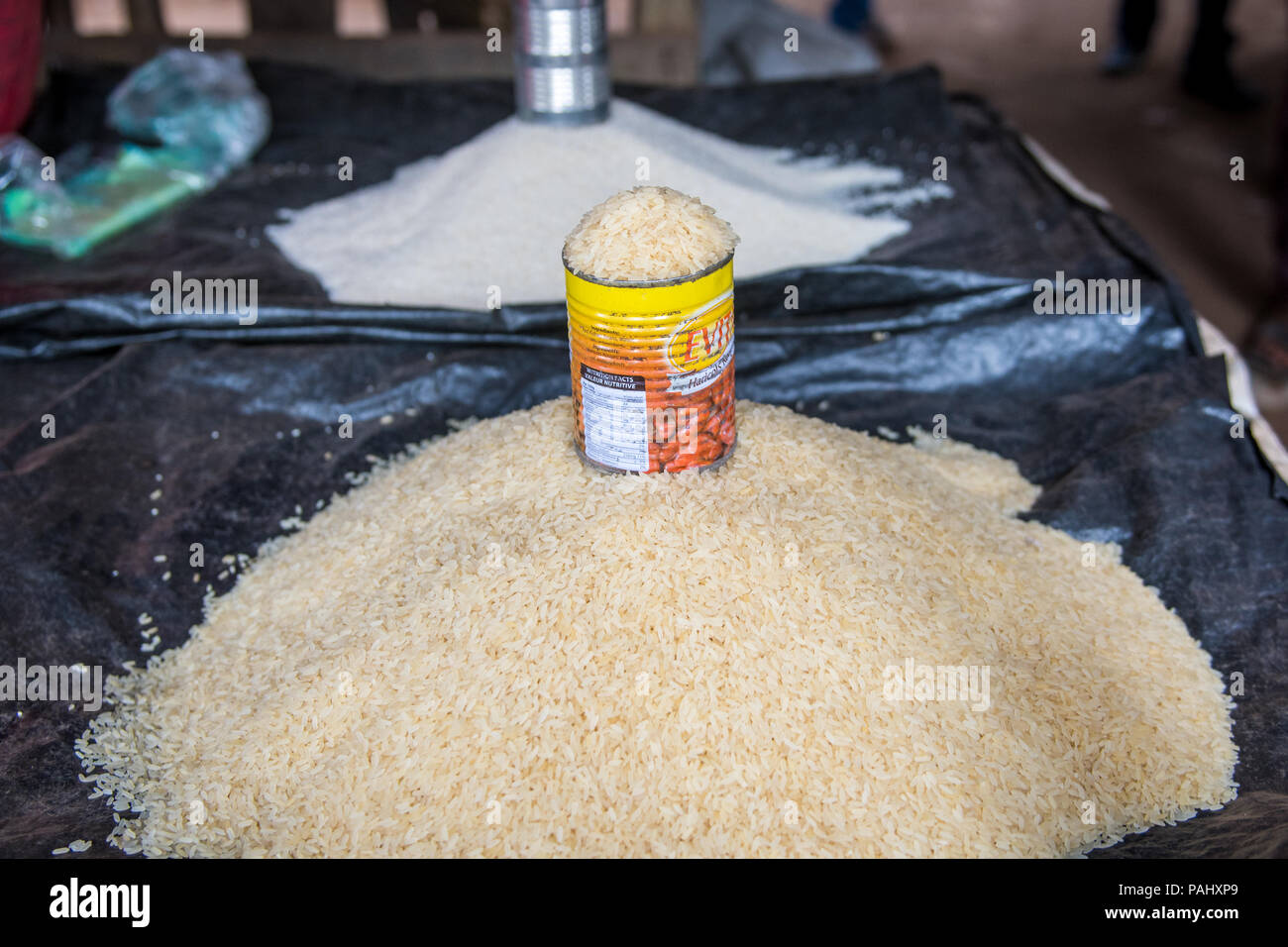 Eine können Überläufe mit Reis auf einem Hügel von Reis Ganta, Liberia Stockfoto