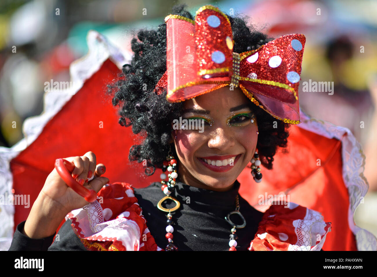 Die negrita Puloy trägt 40 Jahre Glück und Spaß, sind ein Zeichen im Karneval von Barraquilla. "Palenqueras", wie sie genannt werden, sind d Stockfoto