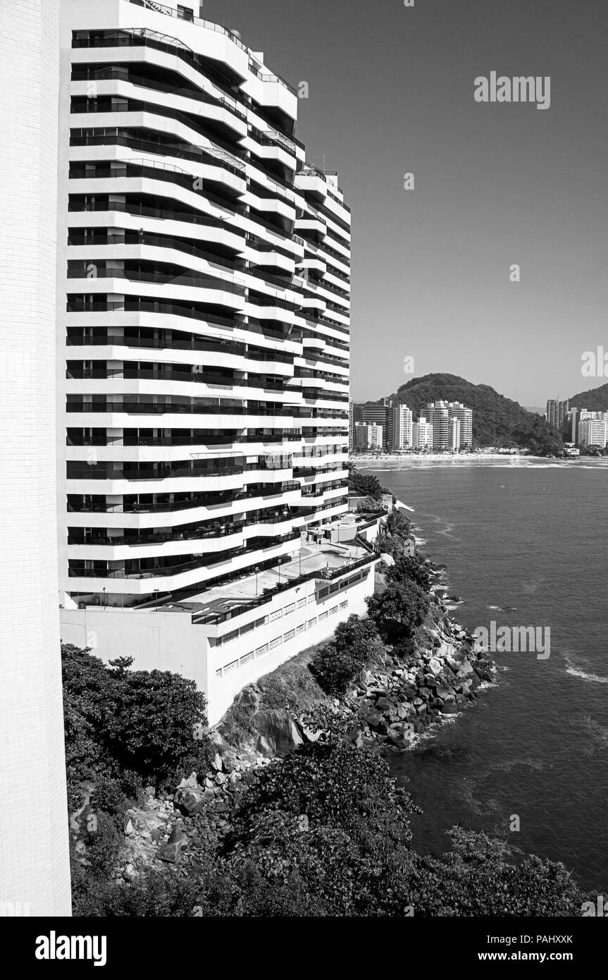Natur Blick aus apartment Ocean Shore Steine Stadt Guaruja Brasilien schwarz weiß Stockfoto