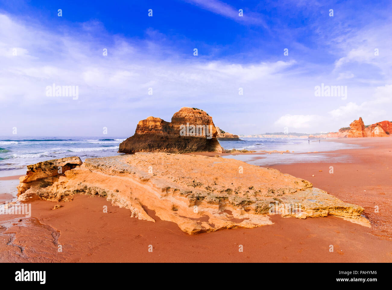 Algarve, Portugal - Praia da Rocha, fantastischer Sonnenaufgang am Atlantik, Portimao. Stockfoto