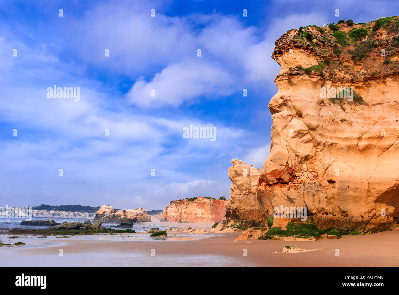 Algarve, Portugal - Praia da Rocha, fantastischer Sonnenaufgang am Atlantik, Portimao. Stockfoto