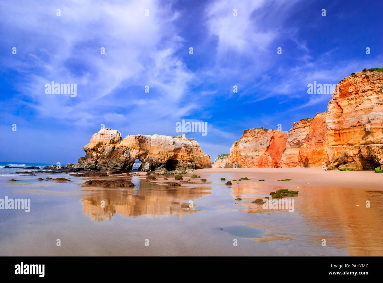 Algarve, Portugal - Praia da Rocha, fantastischer Sonnenaufgang am Atlantik, Portimao. Stockfoto