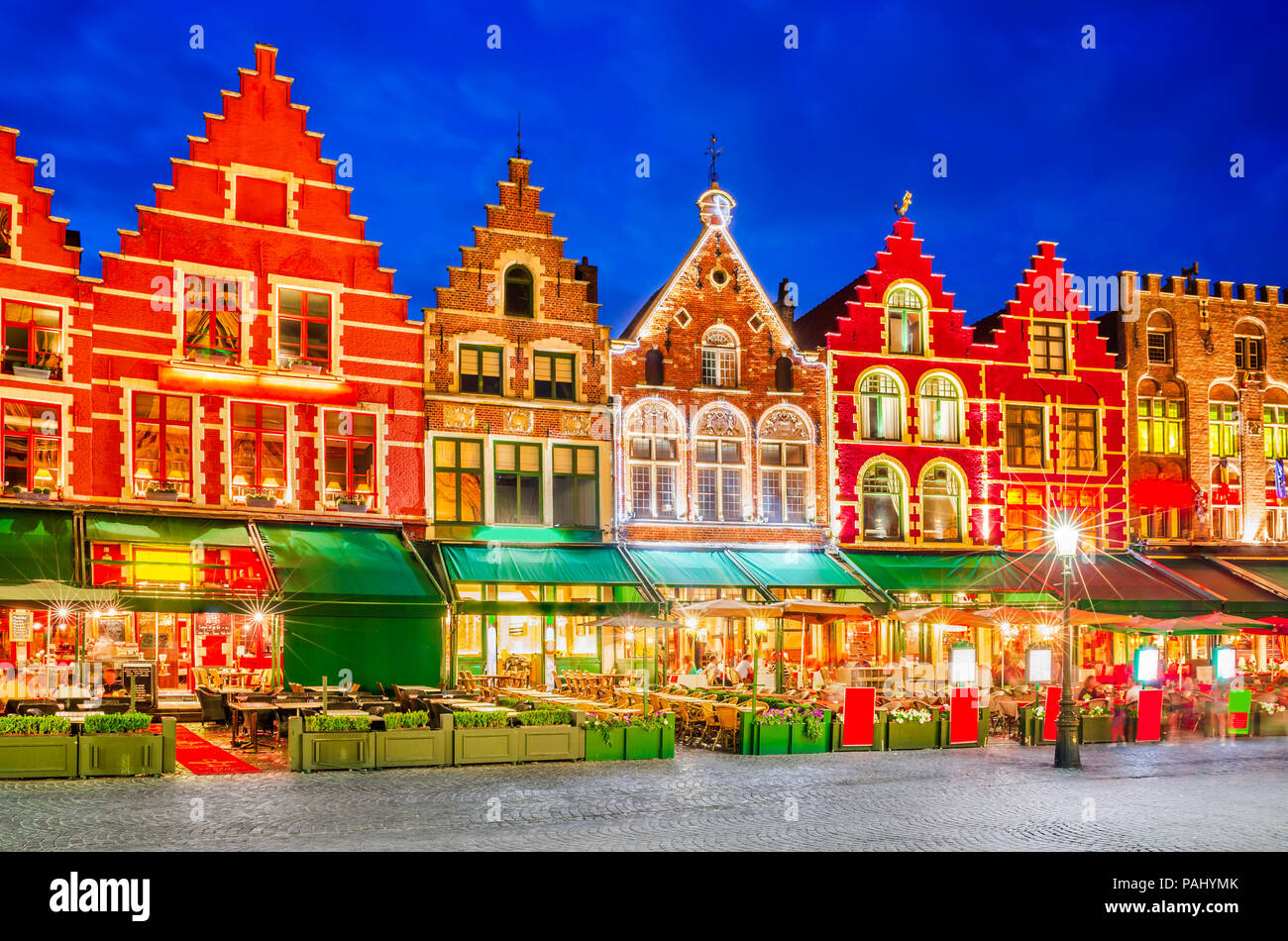 Brügge, Belgien: Grote Markt, Stadtzentrum von Brügge in Flandern, Treffpunkt der Brugelings und Touristen. Stockfoto