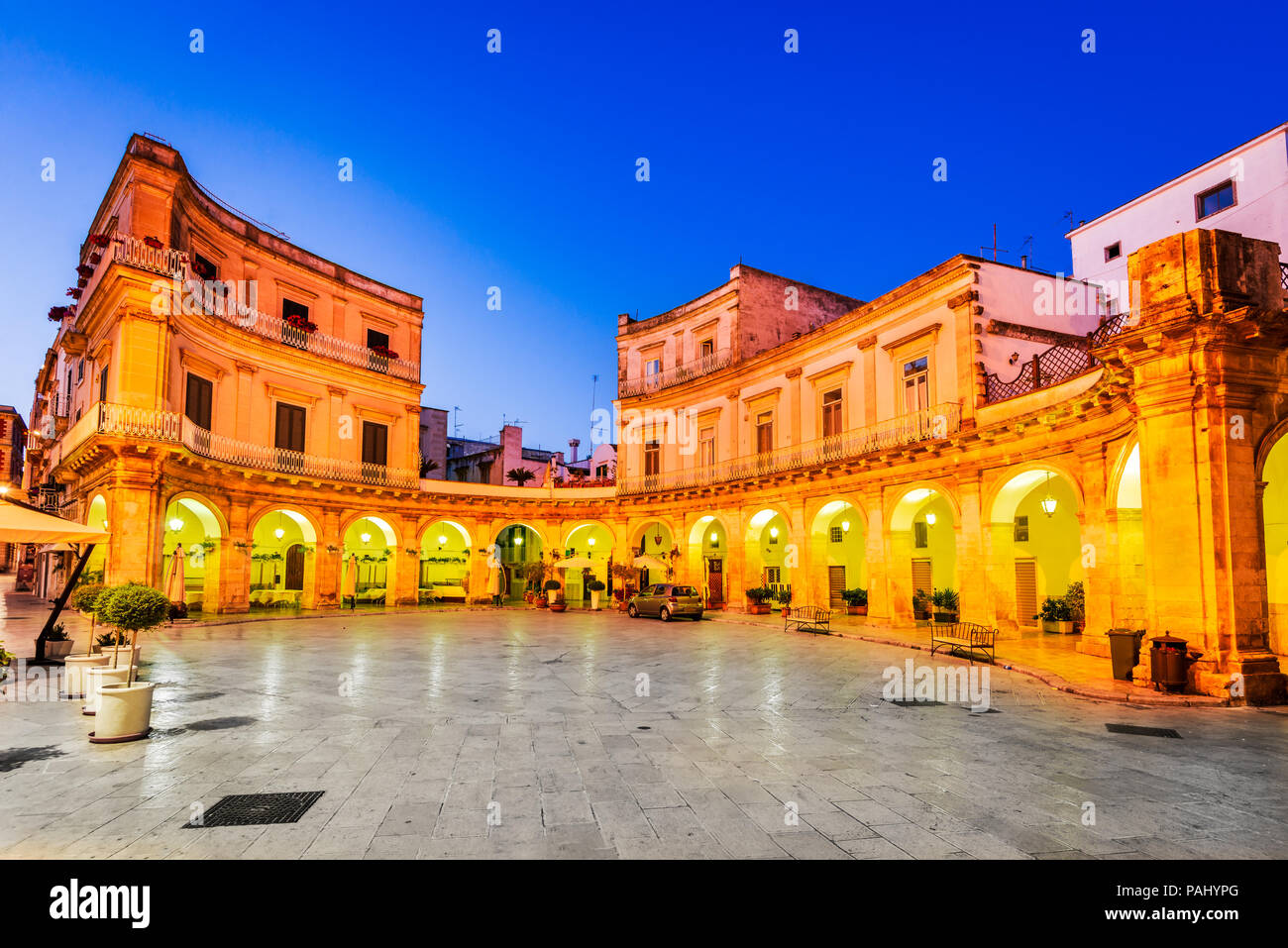 Martina Franca, Apulien in Italien. Piazza Plebiscito und Basilica di San Martino in der Dämmerung. Apulien, Bari Region in Italia. Stockfoto