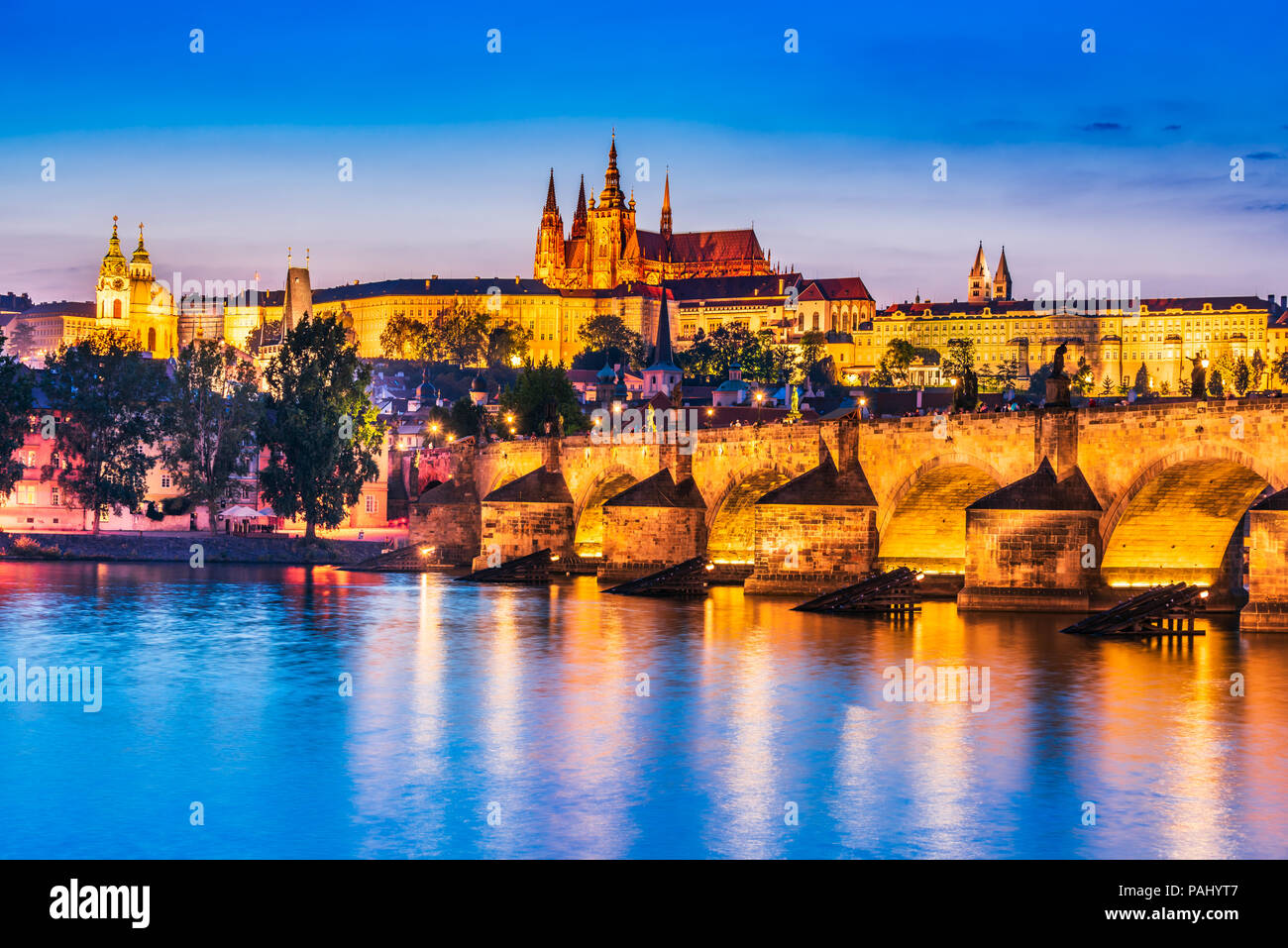 Prag, Tschechische Republik. Die Karlsbrücke und Prager Burg, Böhmen, Sehenswürdigkeiten in Prag. Stockfoto