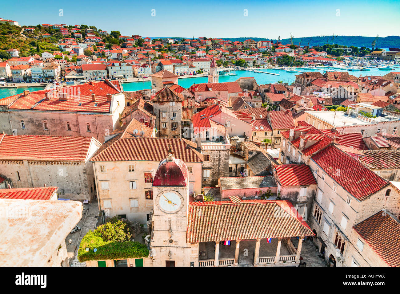 Trogir, Kroatien. Die alte Stadt von Mittel-Dalmatien, gesehen vom Glockenturm der Kathedrale Lawrence. Stockfoto