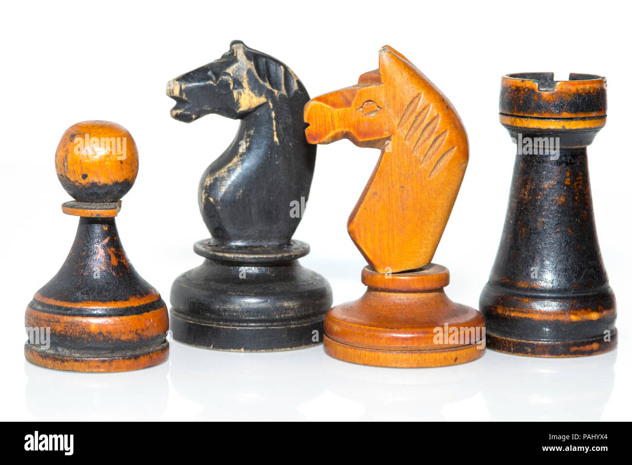 Vintage Holz- Schachfiguren auf weißem Hintergrund Stockfoto