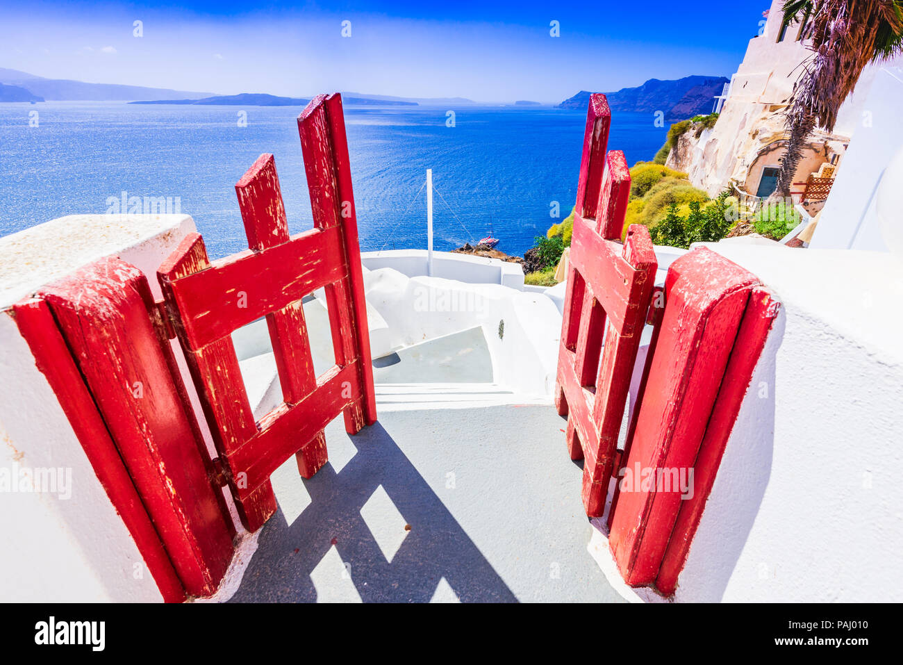 Santorini, Griechenland. Weiß getünchte Stadt Oia Thira in griechische Inseln, Ägäis. Stockfoto