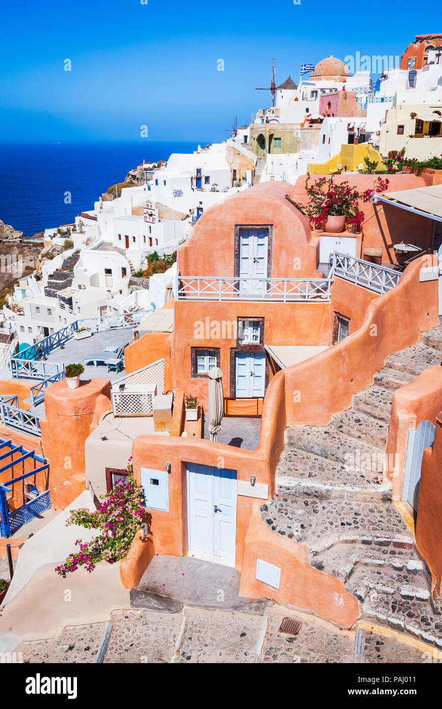 Santorini, Griechenland. Weiß getünchte Stadt Oia Thira in der Griechischen Inseln der Kykladen, Ägäis. Stockfoto