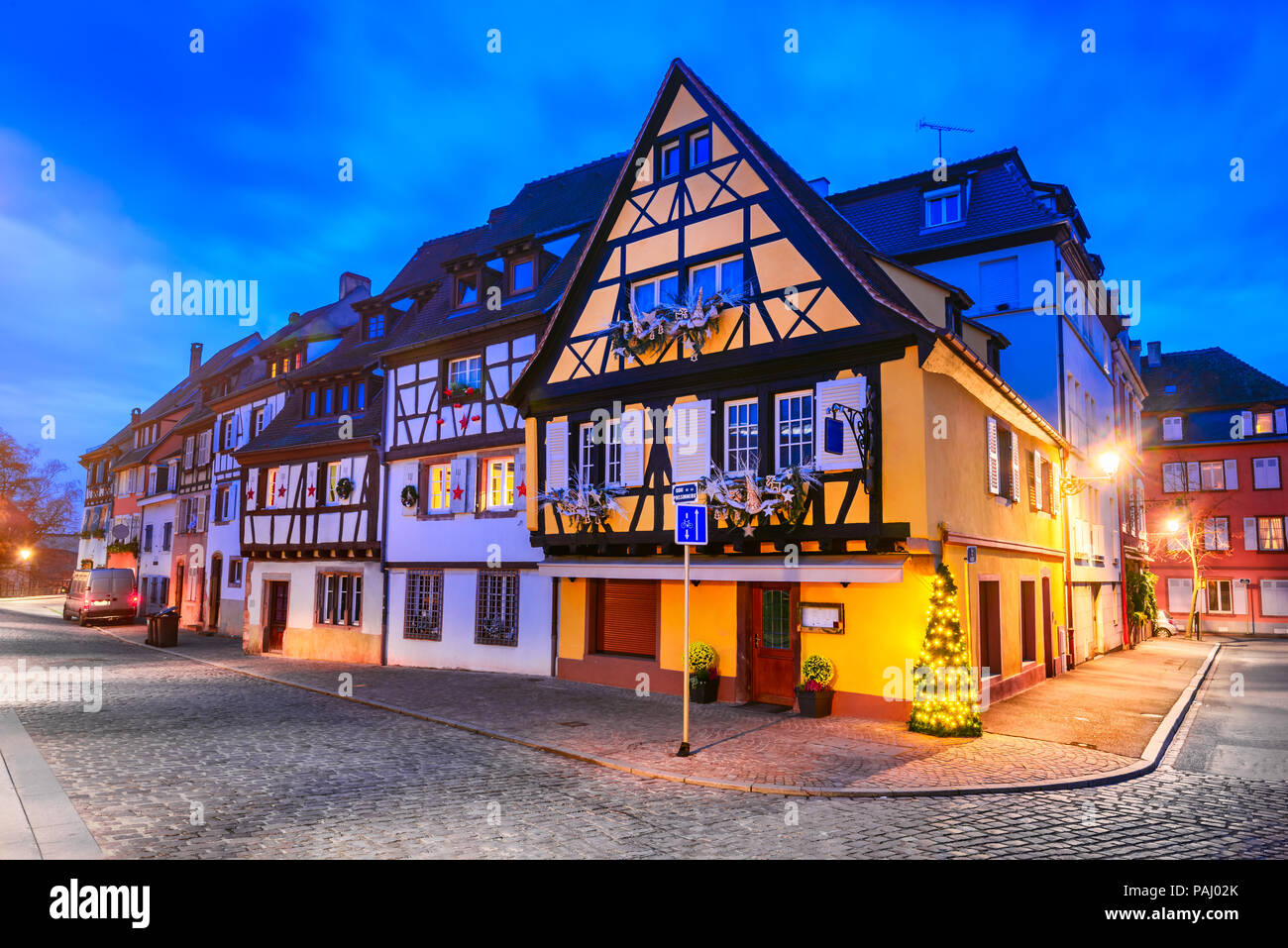 Colmar, Elsass, Frankreich. Lebkuchenhäuser bei Petite Venise. Weihnachtsdekoration von lokalen Handwerkern, berühmt in Europa. Stockfoto