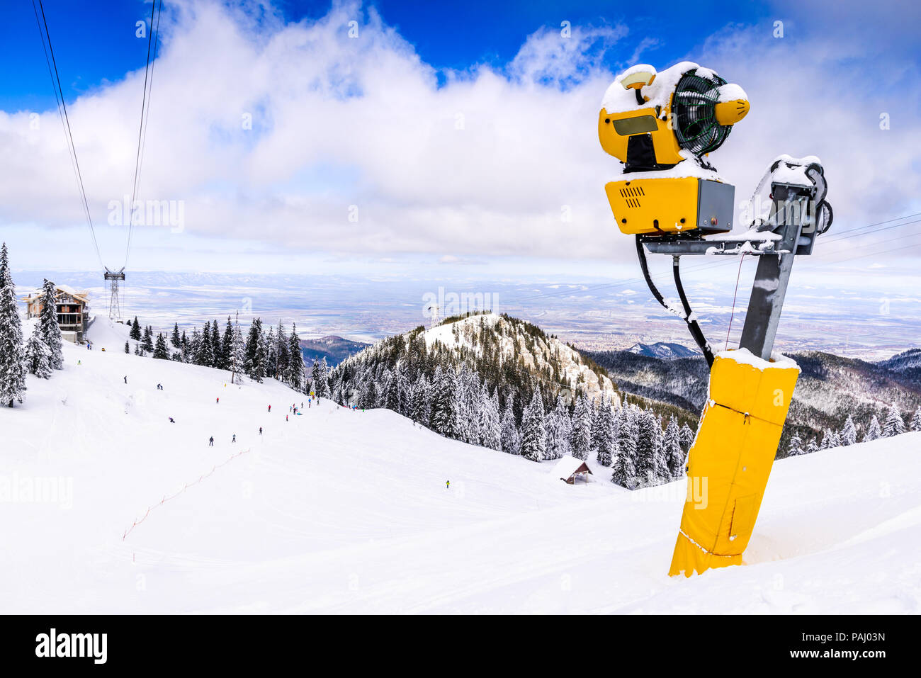 Poiana Brasov, Rumänien - Schnee Kanone auf Skipisten Resort in den Karpaten. Stockfoto