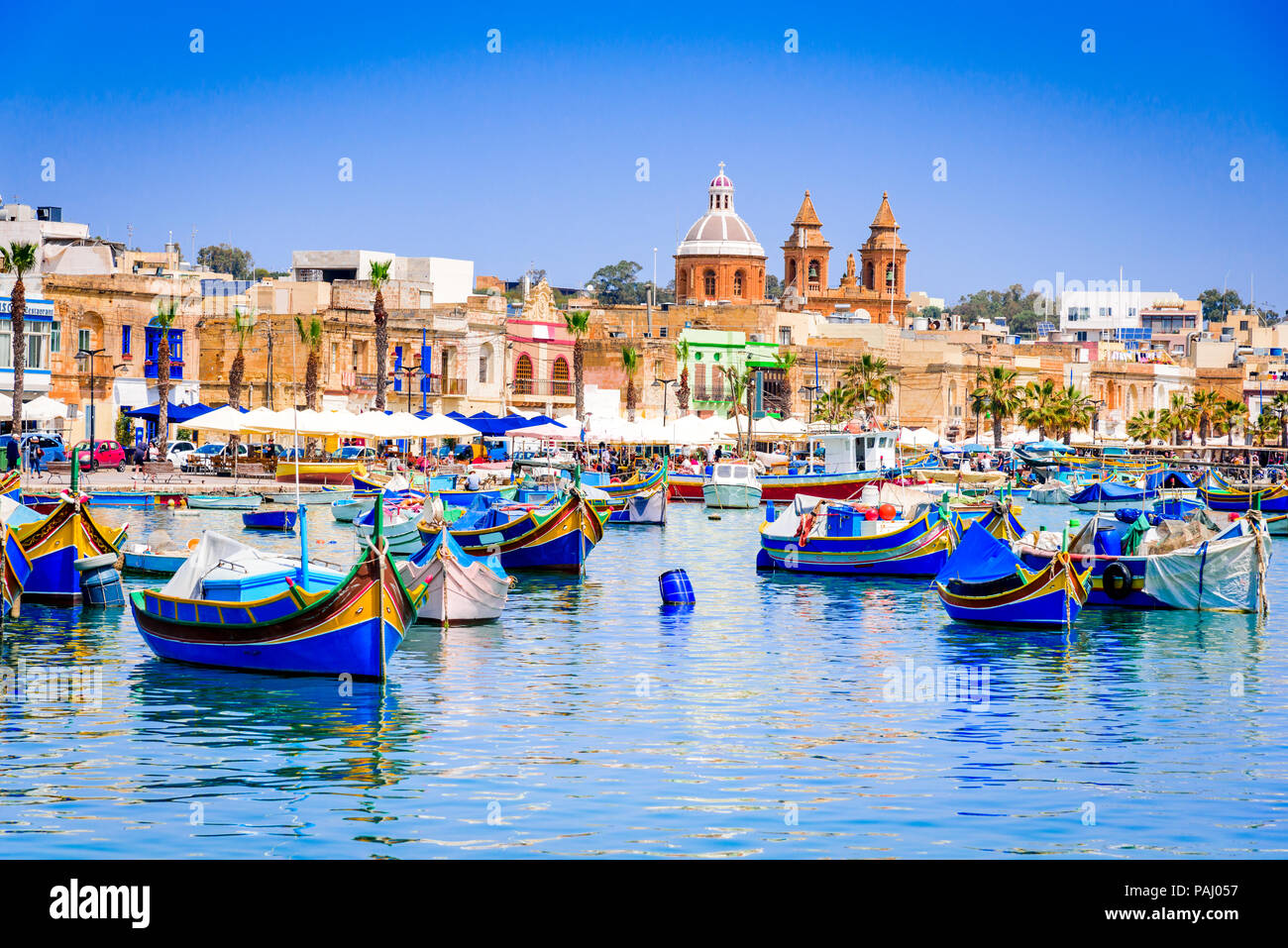 Malta. Traditionell gemusterte bunte Boote Luzzu im Hafen von Fischerdorf Marsaxlokk, Mittelmeer. Stockfoto