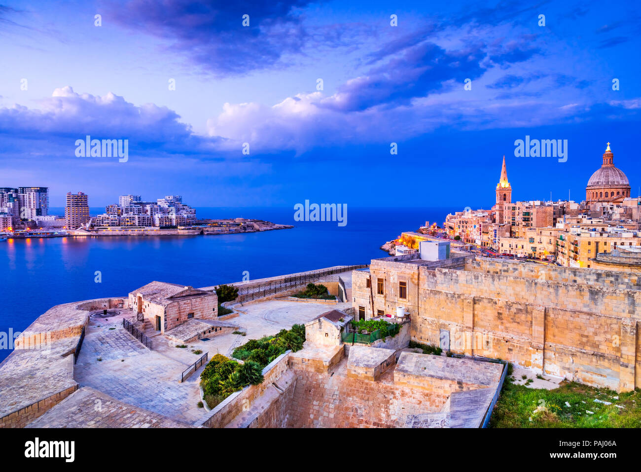 Valletta, Malta. Nachtansicht von Silema Marsamxmett Hafen und Stadt, Valletta. Stockfoto