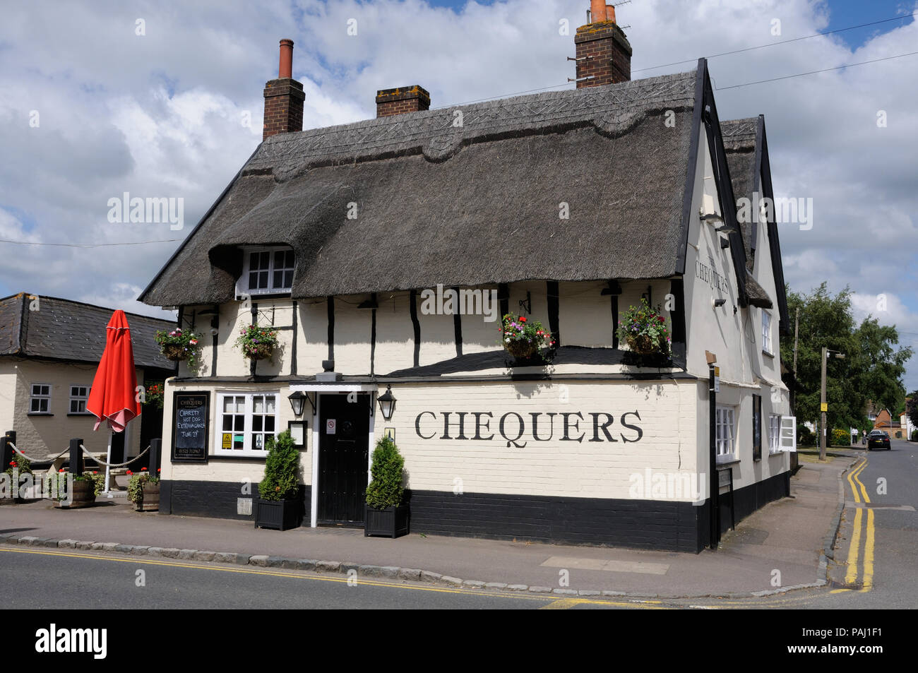 Waffeln, Westoning, Bedfordshire, steht an der Kreuzung der High Street, Kirche und Park Road. Es ist ein attraktives Fachwerkhaus Gebäude Stockfoto