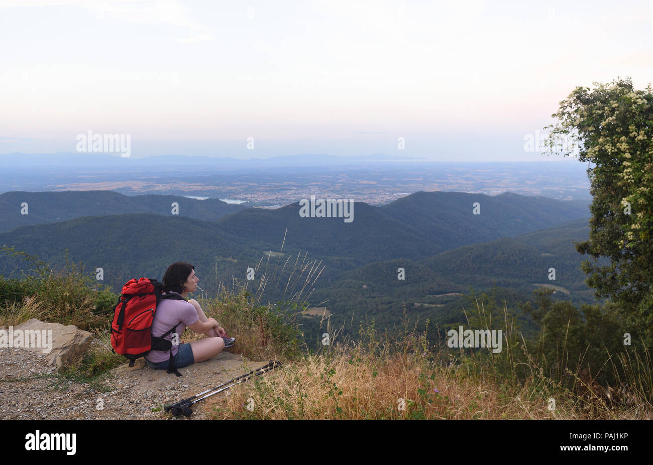 Wanderer Frau an der Landschaft suchen Stockfoto