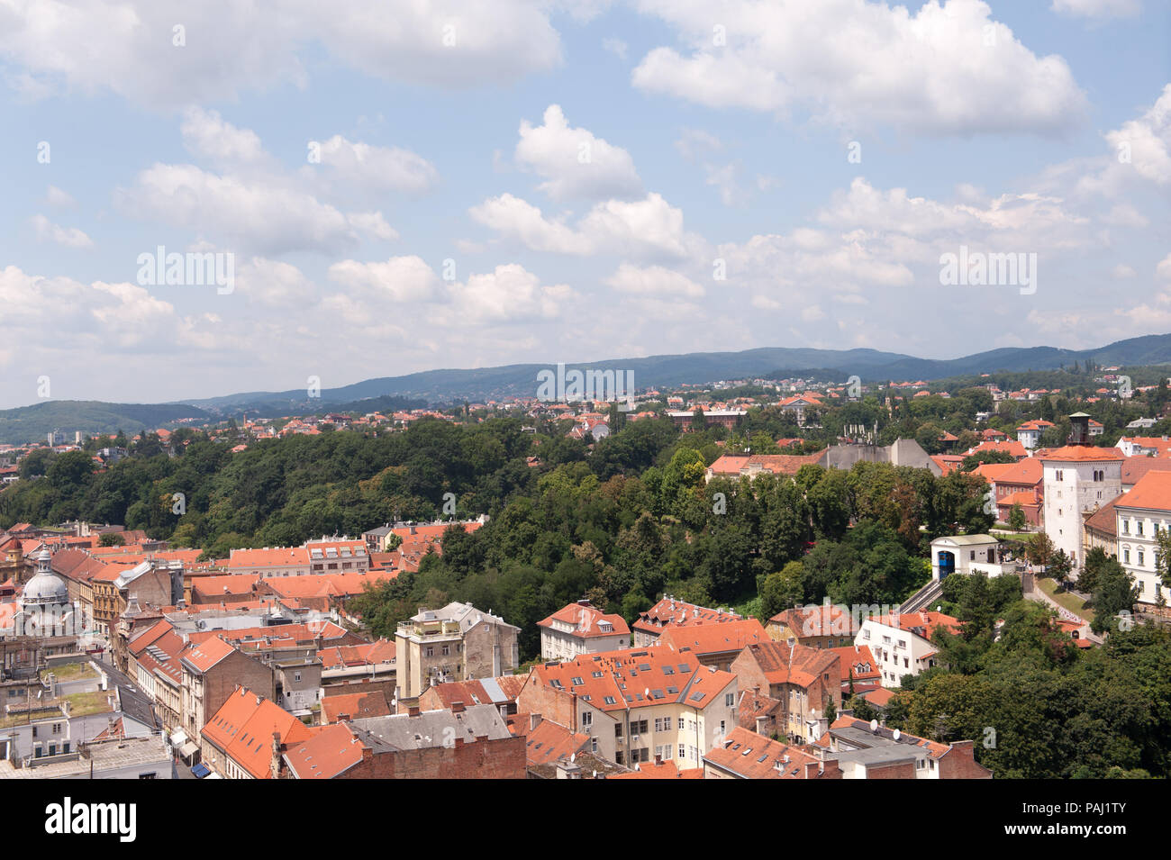 Anzeigen von Zagreb und Tower Lotršèak-und ein Teil der Oberen Stadt, Kroatien. Alte orange Dächern. Alte Stadt in Europa. Panoramablick von Zagreb mit blauer Himmel Stockfoto