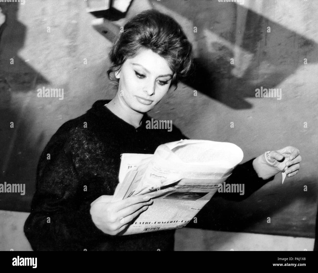 Sophia Loren eine Zeitung lesen in einer Pause auf dem Satz der Film El Cid, 1961 Stockfoto