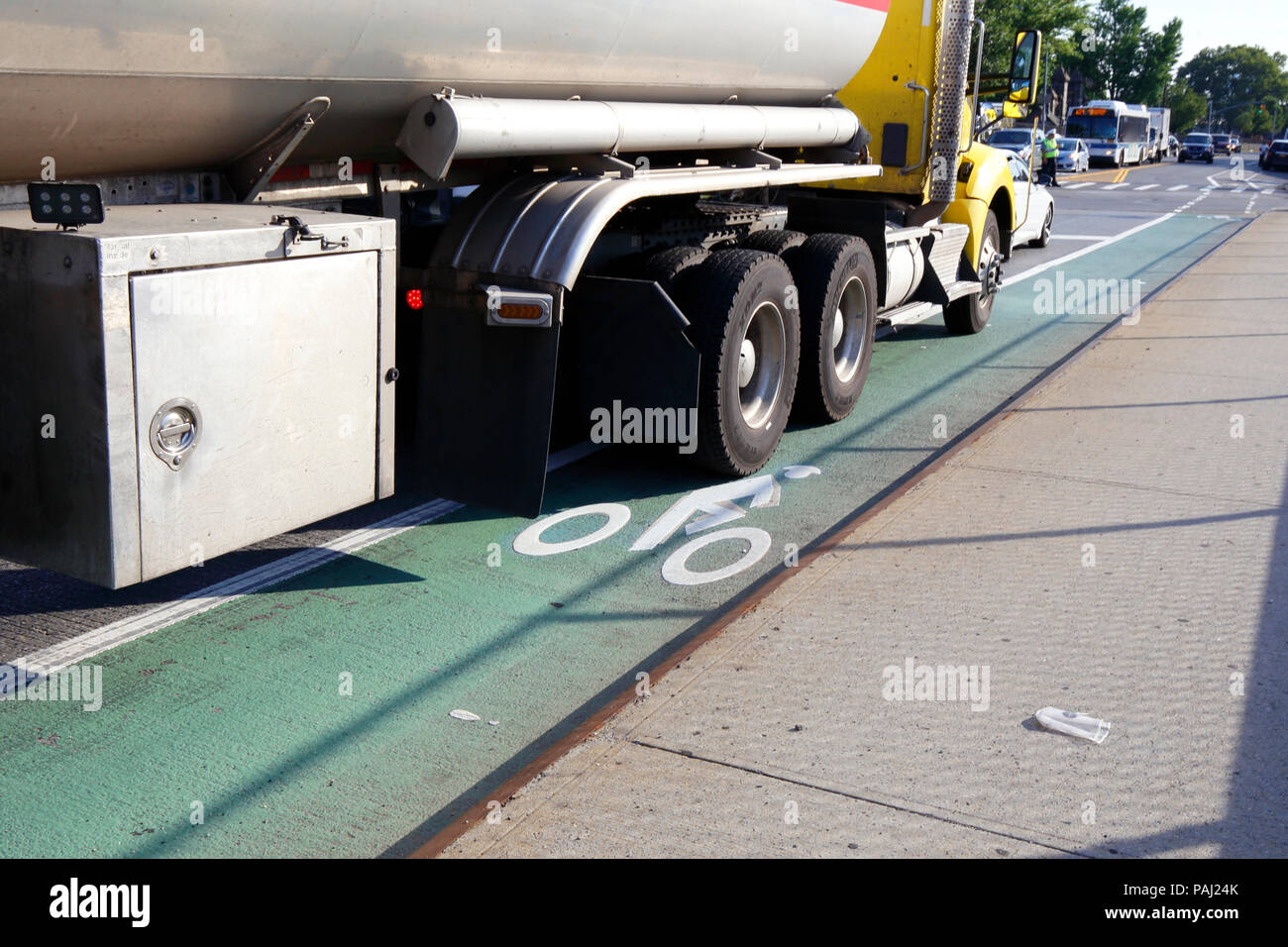 Ein Tankwagen fährt in New York in eine Fahrradspur Stockfoto