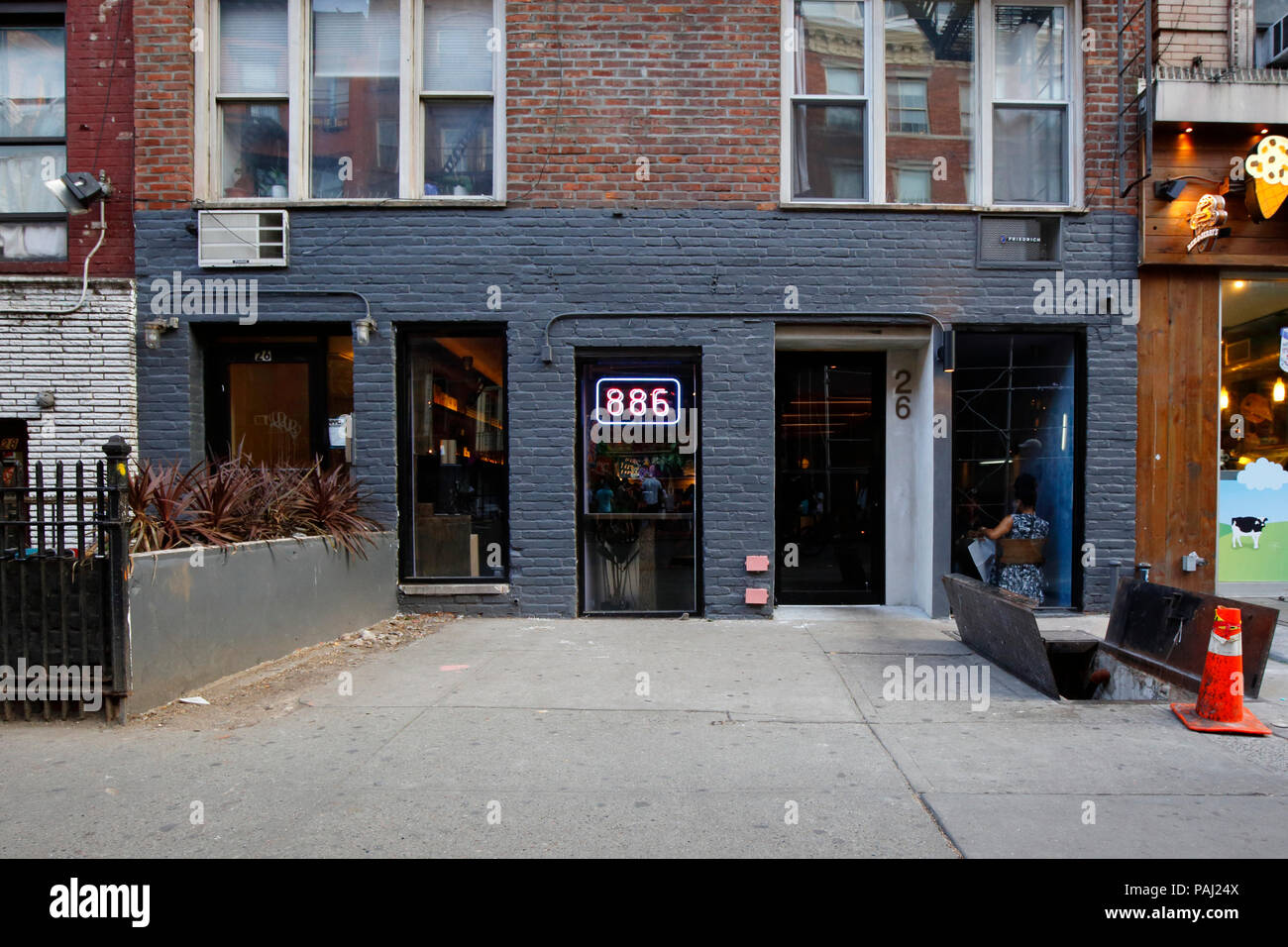 886, 26 St Marks Pl, New York, NY. aussen Storefront einer taiwanischen Restaurant im Stadtteil East Village in Manhattan. Stockfoto