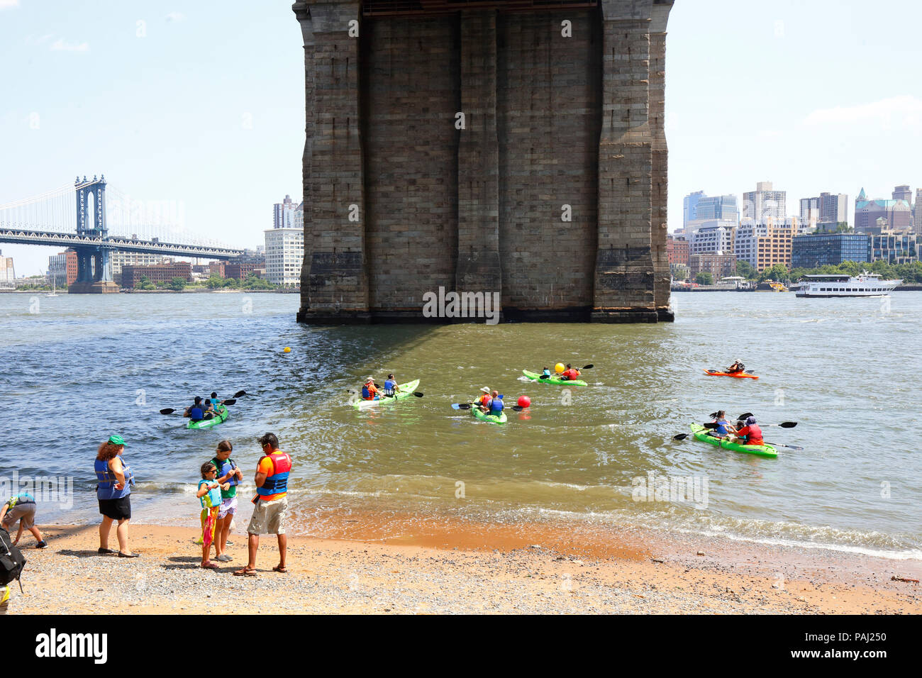 Erwachsene und Kinder Kajak auf dem East River. Stockfoto