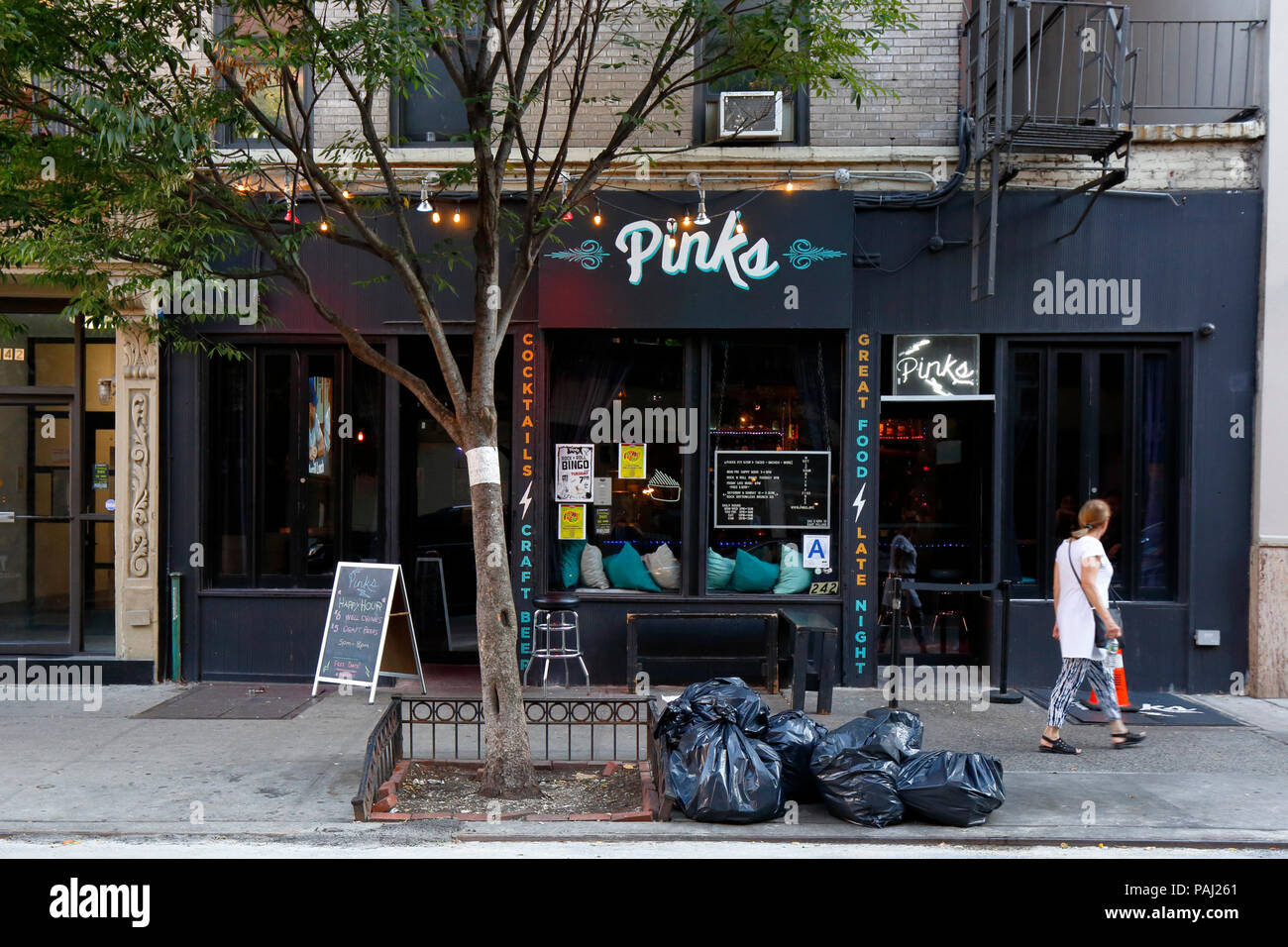 [Historisches Schaufenster] Pink's, 242 E 10. St, New York, New York. Außenfassade einer Bar in Manhattans East Village Viertel. Stockfoto