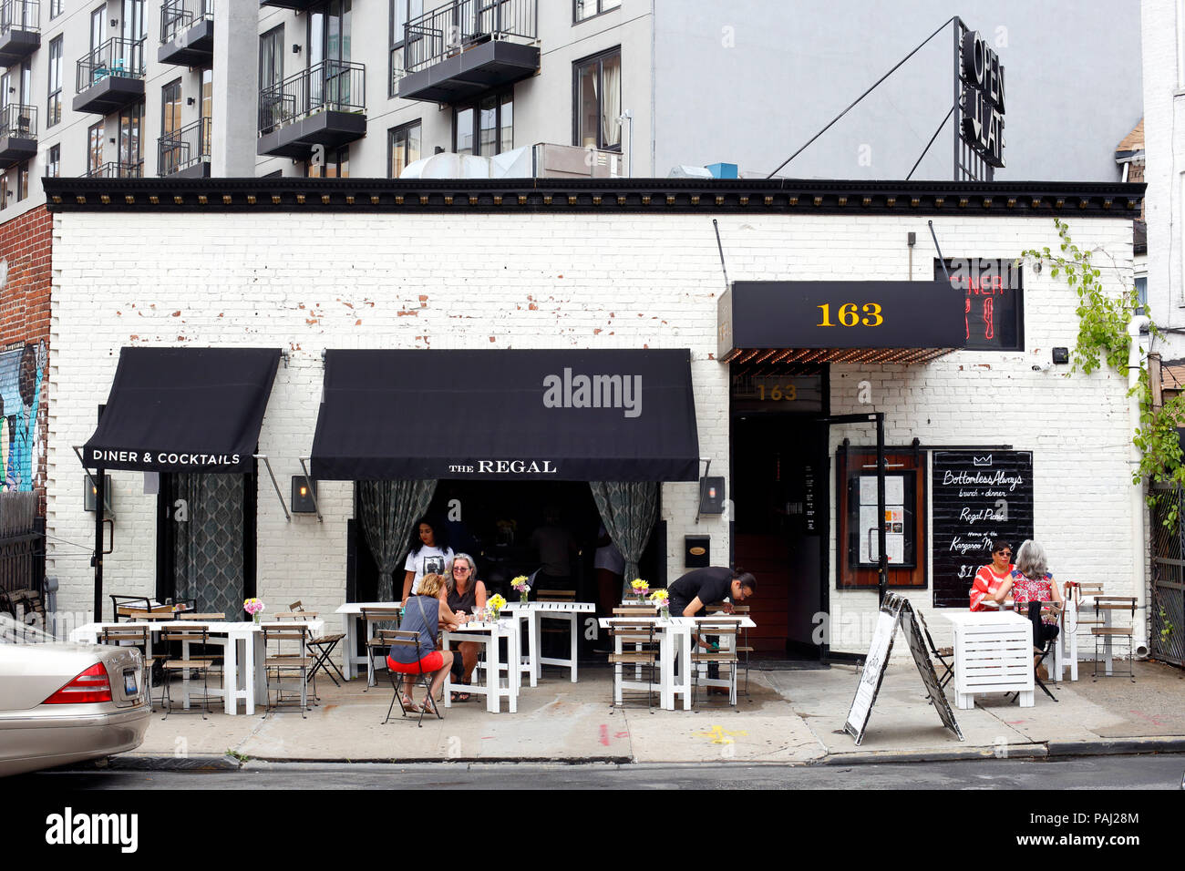 The Regal, 163 Hope St, Brooklyn, NY. Außenfassade eines Restaurants und Straßencafé in Williamsburg. Stockfoto