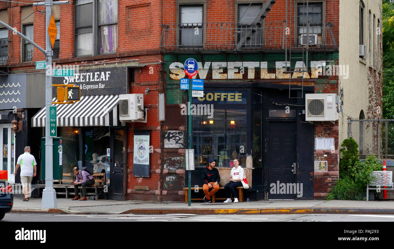 Sweetleaf Coffee Roasters, 10-93 Jackson Ave, Queens, New York. NYC-Schaufensterfoto eines Cafés in Long Island City Stockfoto