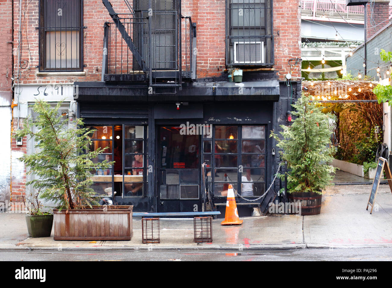 Loosie Rouge, 91 S 6th St, Brooklyn, NY. Außenfassade einer Bar im Williamsburg-Viertel. Stockfoto