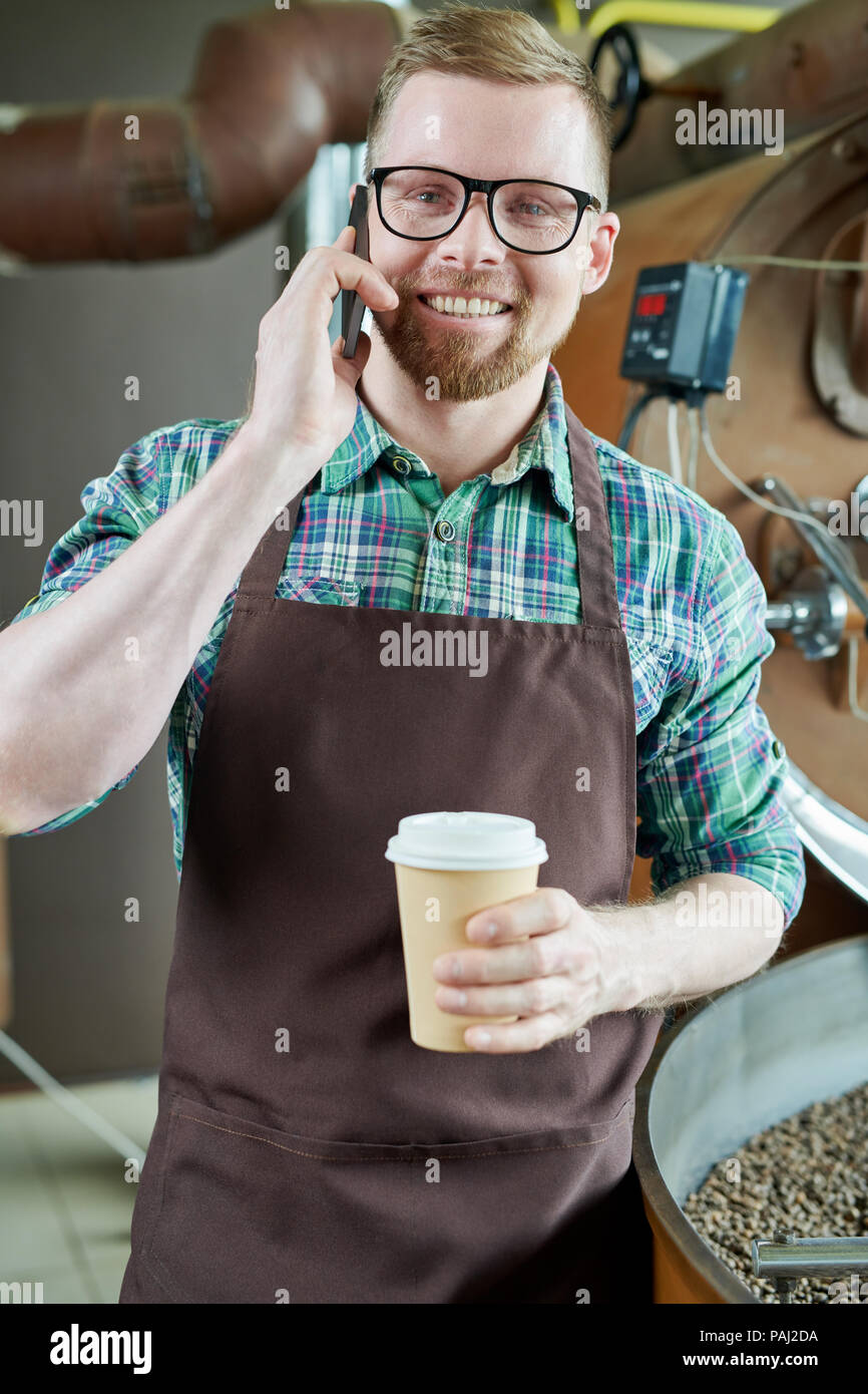 Moderne Barista Sprechen per Telefon Stockfoto