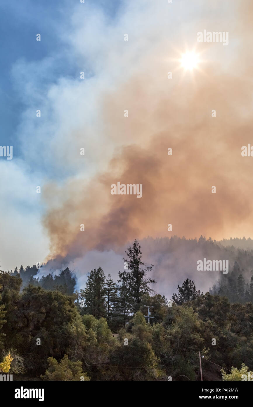 Feuerwehrmänner verteidigen, Wohnungen in Brand. Napa County, Kalifornien, USA, am Freitag, den 13. Oktober, 2017. Devistation im gesamten Landkreis. Stockfoto