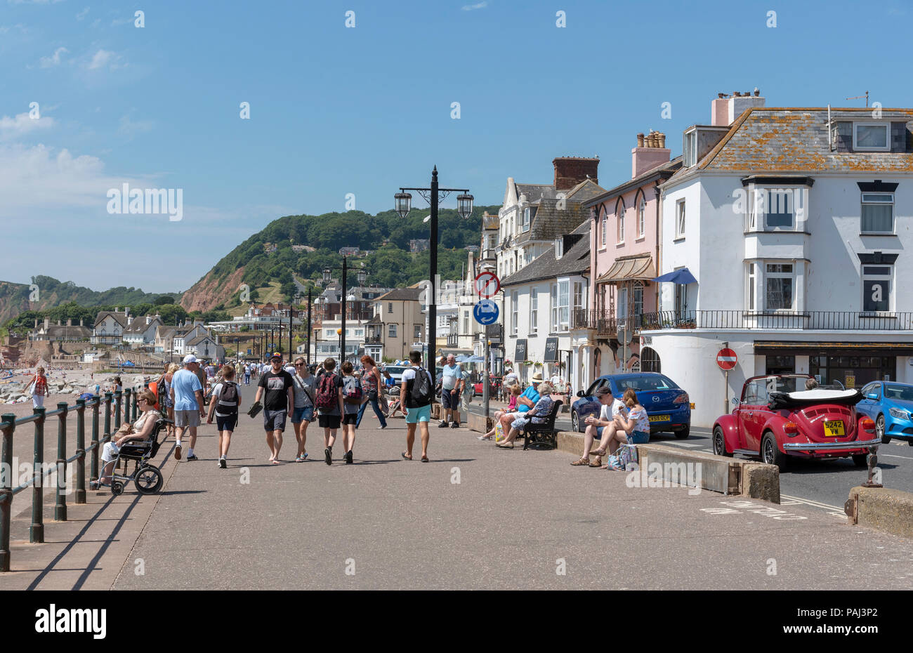 Sidmouth ein Badeort in der East Devon, England UK. Das Meer, den Strand und die Klippen von Peak Hill im Westen der Stadt. Stockfoto