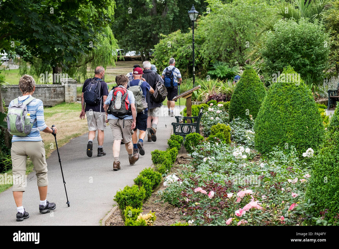 Eine Gruppe von Wanderern zu Fuß durch Trenance Park in Newquay Cornwall. Stockfoto
