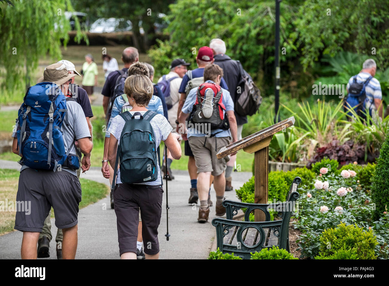 Eine Gruppe von Wanderern zu Fuß durch Trenance Park in Newquay Cornwall. Stockfoto